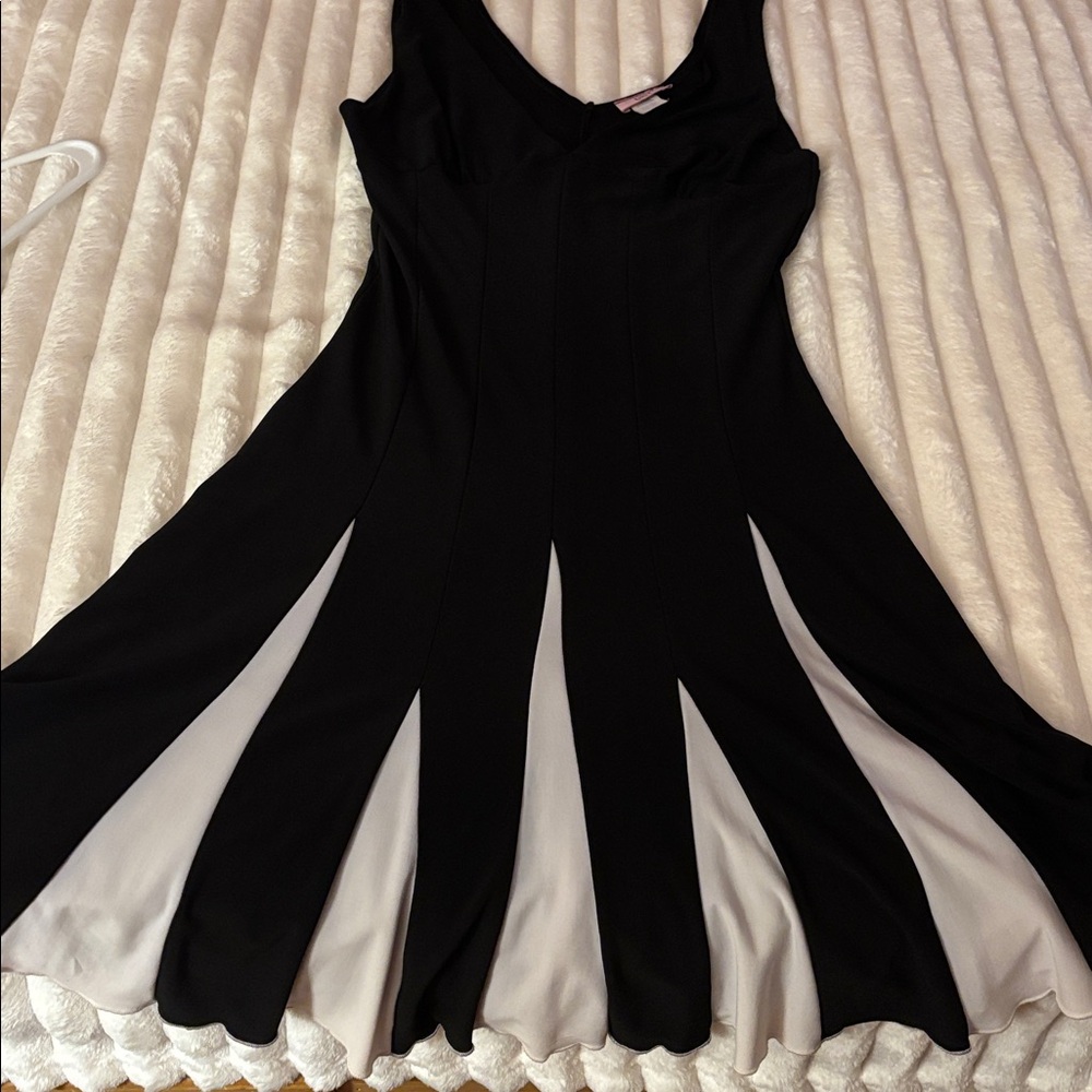 Elegant Black and White Sleeveless Dress
